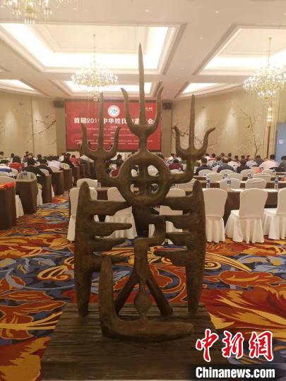 图为艺术家王鹭鹰所创作的《陈姓图腾》,为玻璃钢仿铜材质制作的陈字象形字。 龙敏 摄