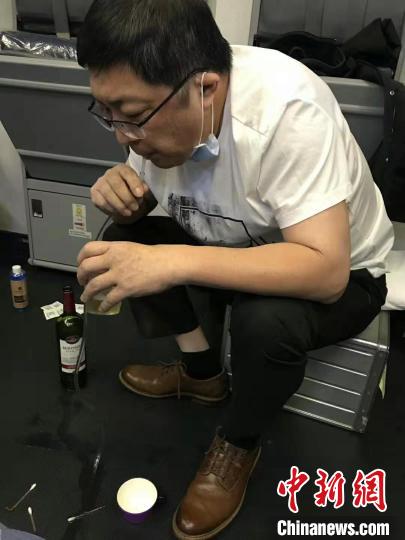 万米高空老人突发疾中国网财经病 广州医生吸尿