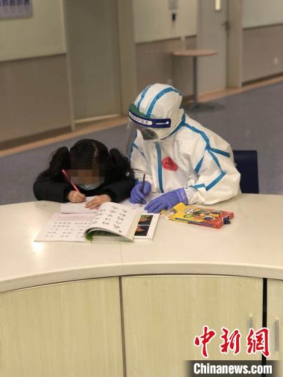 护士给住院患儿辅导作业。武汉儿童医院供图