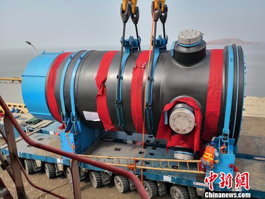 红沿河核电5号机组首台核岛主设备——反应堆压力容器运抵红沿河核电现场。 钟欣 摄
