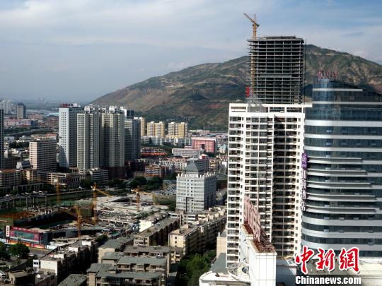 图为西宁市中心广场商品住宅区一角。 孙睿 摄