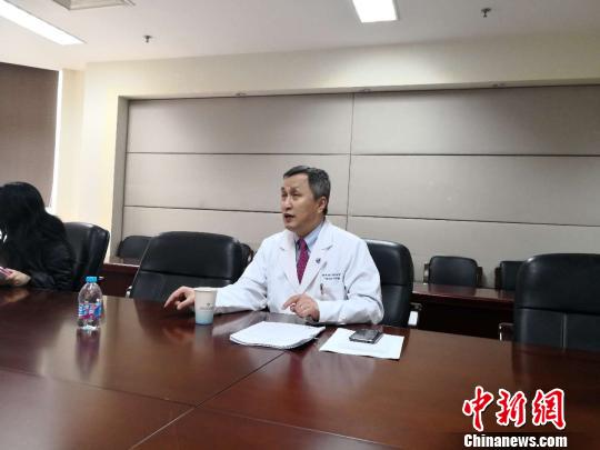 陈海泉教授接受采访,其研究成果颠覆了人们的经验认知。 陈静 摄