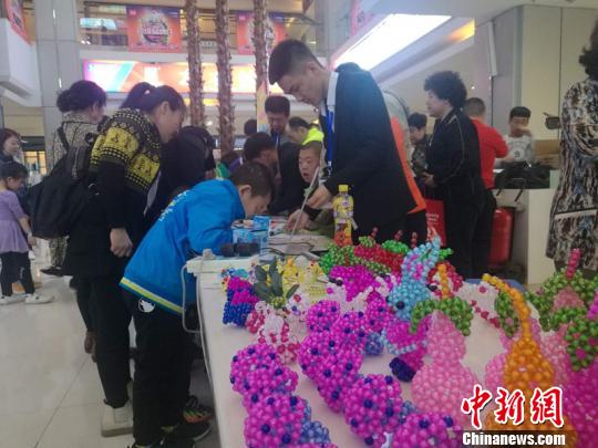 图为孩子们制作的义卖作品。 张林虎 摄