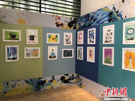 图为:《以爱之名,点亮“星林”——关爱自闭症儿童公益画展》现场 杭州西湖风景名胜区管委会 摄