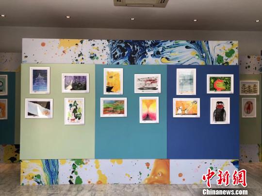 图为:《以爱之名,点亮“星林”——关爱自闭症儿童公益画展》现场 杭州西湖风景名胜区管委会 摄