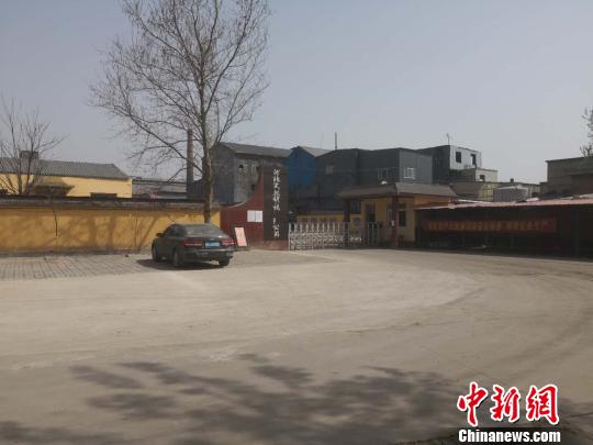 涉事化工企业大门紧闭,目前已停工。 张鹏翔 摄