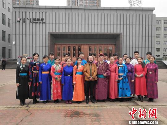图为拉苏荣与学生们合影留念。 乌娅娜 摄