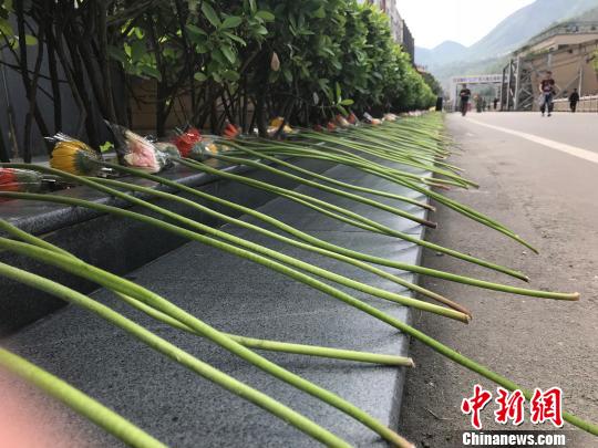 北川老县城的公祭台摆放了很多鲜花。 何浠 摄