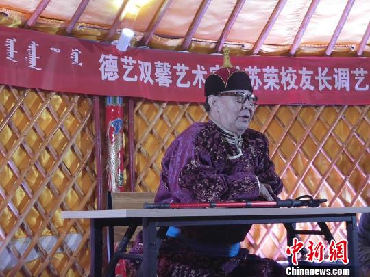 图为蒙古族歌唱家拉苏荣。 乌娅娜 摄