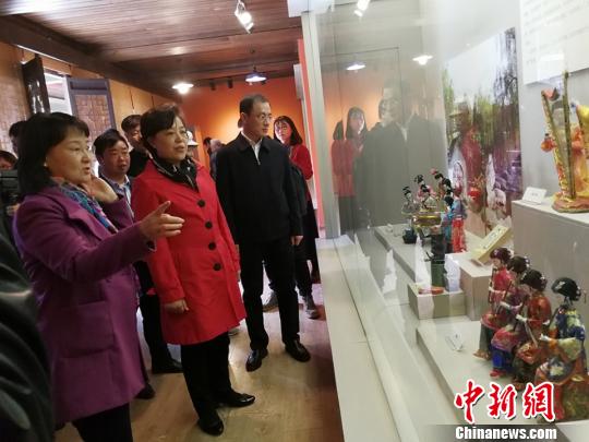 活动仪式后,考察组一行参观了青龙古镇时代馆、农耕馆、民俗馆,观看了群众舞狮子及晋剧艺术表演,领略青龙古镇文化。 杨杰英 摄