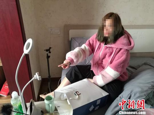 2018年1月,江苏无锡查办“亚洲热”手机直播平台传播淫秽信息牟利案,抓捕部分涉黄女主播。全国“扫黄打非”办公室供图