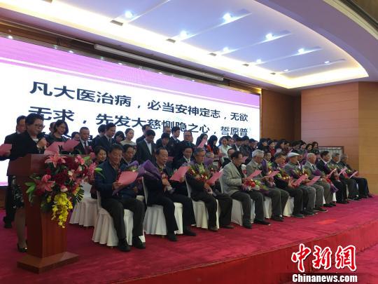 图为中医药继承人和指导老师朗读《大医精诚》选段 陈静 摄