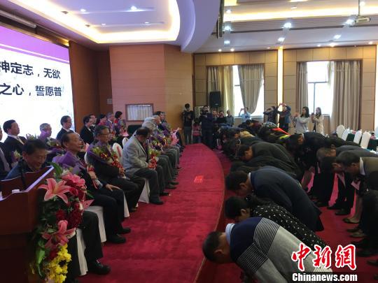 图为中医药继承人向指导老师鞠躬 陈静 摄