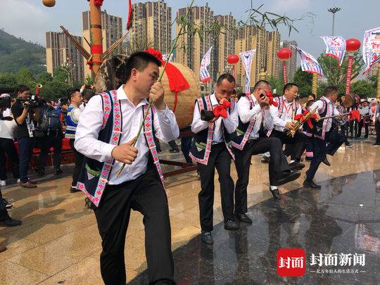 宜宾兴文欢度苗族花山节 万人挤芦笙场面震撼