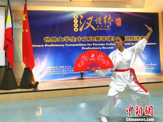 展示武术才艺的学生。 关向东 摄  关向东 摄 “汉语老师给起了这个名字