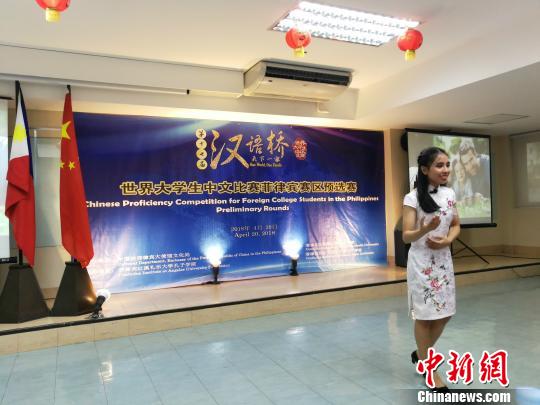 诗朗诵《面朝大海春暖花开》。 关向东 摄  关向东 摄 “汉语老师给起了这个名字