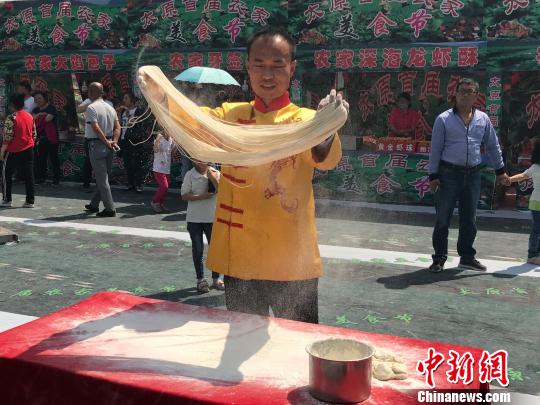 山西面艺传承人李飞表演面艺绝活。 杨静 摄