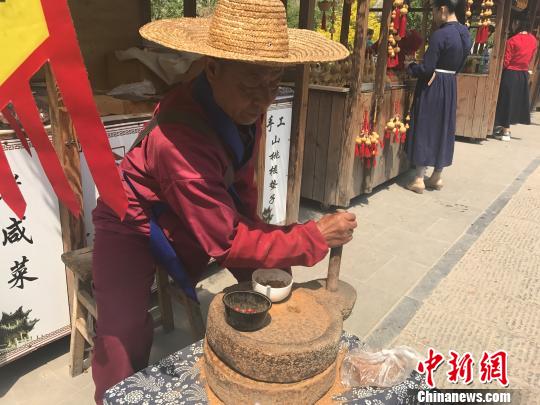现场建造酸枣面。 杨静 摄