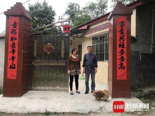 李克诚和妻子陈玉林在震后重建的家门口