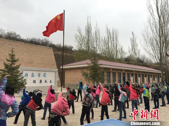 甘肃庆阳90后教师激活乡村小学 引学生返乡