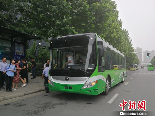 ֣��һ�������Զ���ʻ�ͳ�ͨ�� ���˼�ʻ����һ��