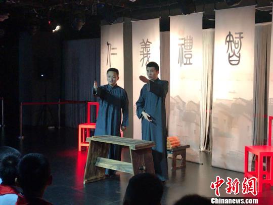 《子曰》相声演员与观众互动。 王子涛 摄