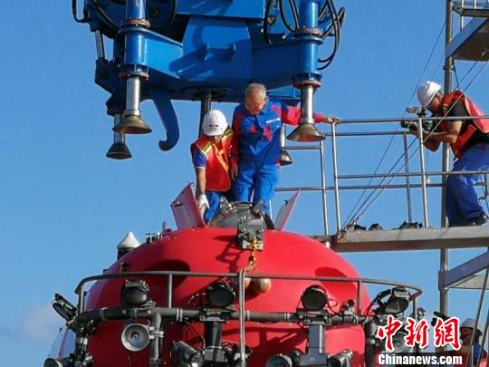 82岁的汪品先院士搭乘中国科考船下潜南海。 受访者供图。