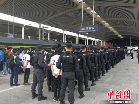 黑龙江龙江警方成功破获特大系列电信诈骗案 124名嫌犯被抓获 解培华 摄