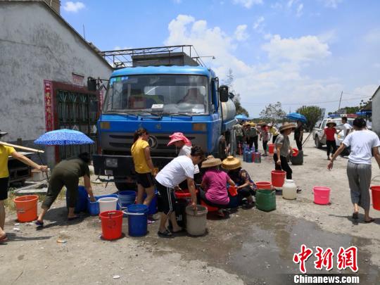 图为当地居民在排队取水 向宇鸣 摄 广东惠东黄埠干旱缺水 边防民警街头送水