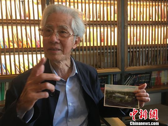 何镜堂院士向记者介绍设计理念。 申冉 摄