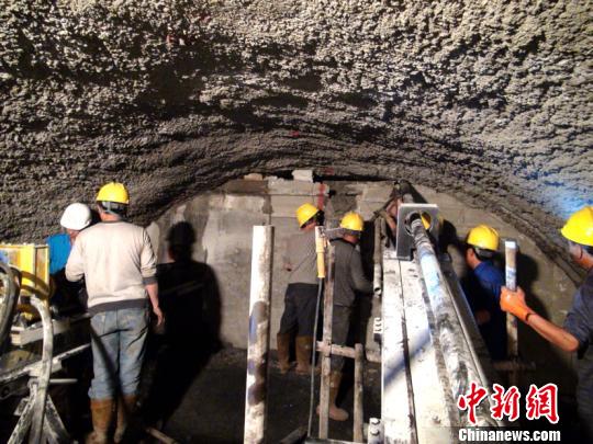 图为江顶寺隧道1号洞大里程突泥涌水注浆处理（资料图）。 中国铁路昆明局集团有限公司供图