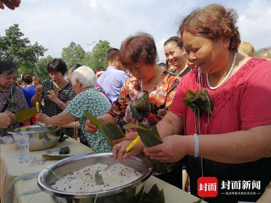 包粽包完带走 大妈使出杀手锏争分夺秒显快手