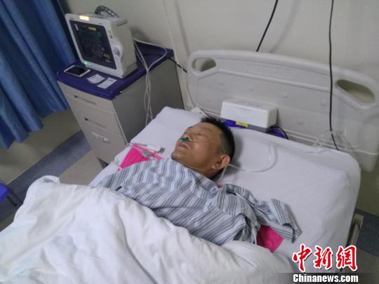 图为,受伤辅警正在医院接受治疗 谢威 摄