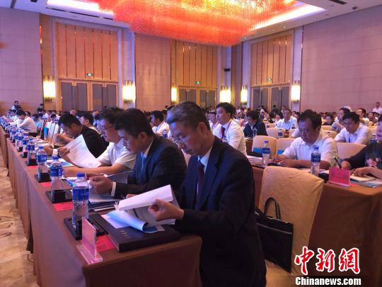 本次集中签约的主要是“中外知名商会进甘肃暨民企陇上行”活动的23个招商项目,投资金额38.64亿元,其中涉及废旧铅酸蓄电池回收再利用、无害化处理环保技术改造等生态环保项目成为签约的一大亮点。 徐雪 摄