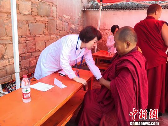 图为专家为僧人检查身体。 南如卓玛 摄