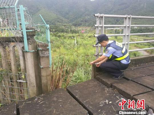 图为宁德火车站派出所民警检查发现宁德站受损设施并进行清理。程曦 摄