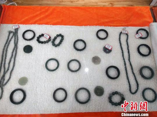 图为青海省玉树藏族自治州治多县多彩乡达胜村出产彩石加工成的手镯和念珠。 钟欣 摄
