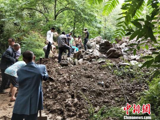 图为甘肃陇南市武都区民众抢修通村道路。 李腊梅 摄
