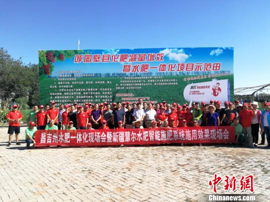 呼图壁县水肥一体化智能施肥系统推广现场。 王小军 摄