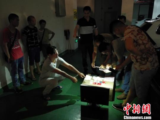 图为办案现场 甘枫 摄