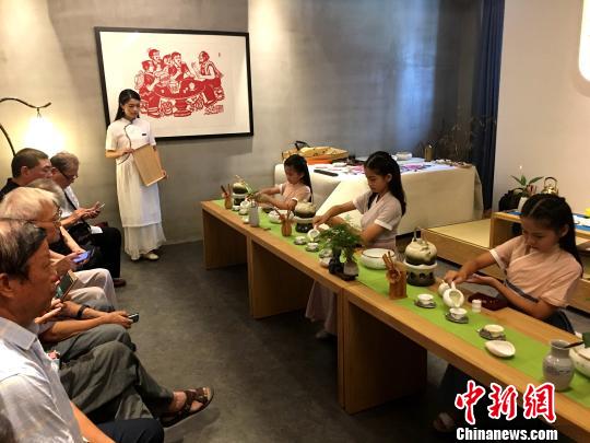 少儿茶艺师们,现场展演精彩的茶艺。 杨伏山 摄