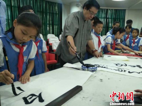 印尼华裔书画家与温江小书法家们共同挥毫泼墨。方圆 摄