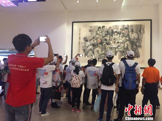 大学生们参加大包干纪念馆。 吴兰 摄