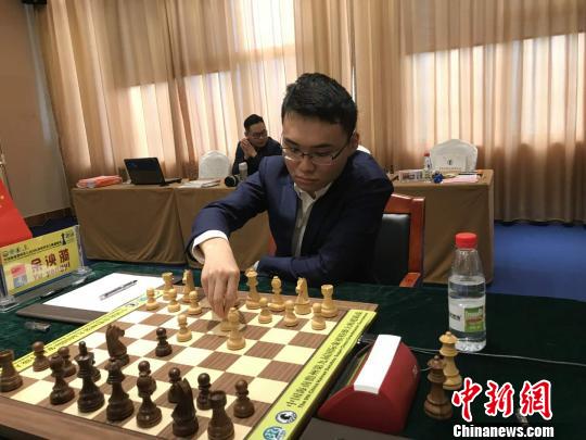 中国棋手余泱漪谨慎走棋。 刘襄琳 摄