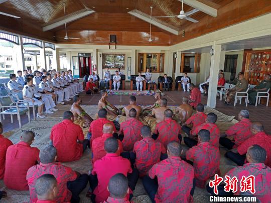 8月2日,斐济武装部队司令维利亚梅·瑙波托在伊丽莎白女王军营会见了“和谐使命—2018”任务指挥员和官兵代表,并举行传统欢迎仪式,热烈欢迎和平方舟再次到访。 江山 摄