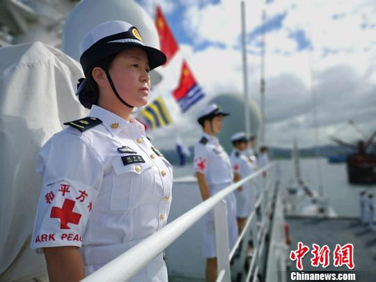 中国海军和平方舟医院船缓缓驶抵斐济苏瓦港时,医护人员在甲板列队站坡。 江山 摄