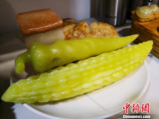 图为展出的石头蔬菜。 刘薛梅 摄