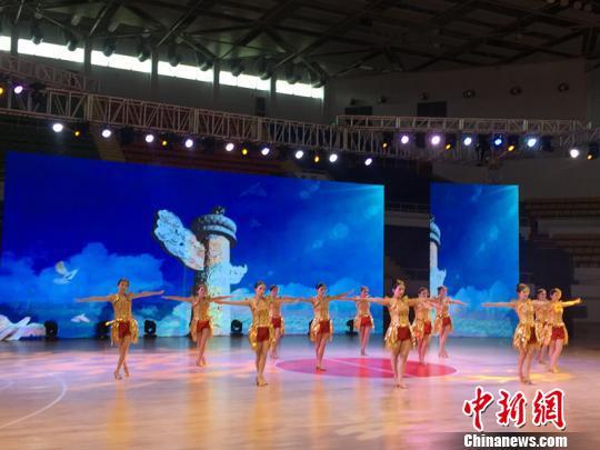 全国广场舞大赛宁波开赛 “男女老少”盛装上阵展身姿