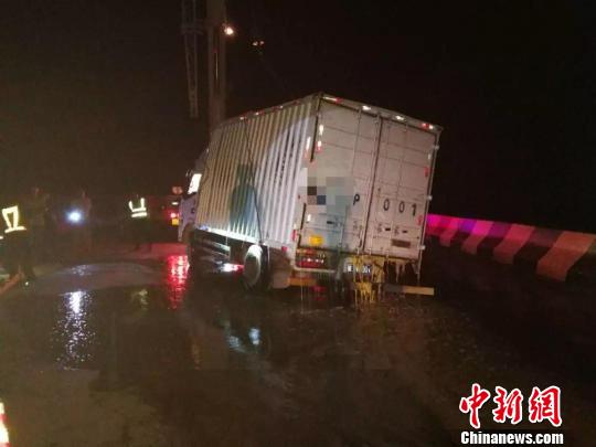 轻型货车被“扶起”之后,蛋液仍在从车厢缝隙里往外流 陈懋庭 摄