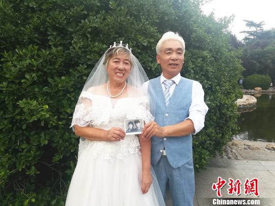 婚纱照老年_最美老年婚纱照图片(2)